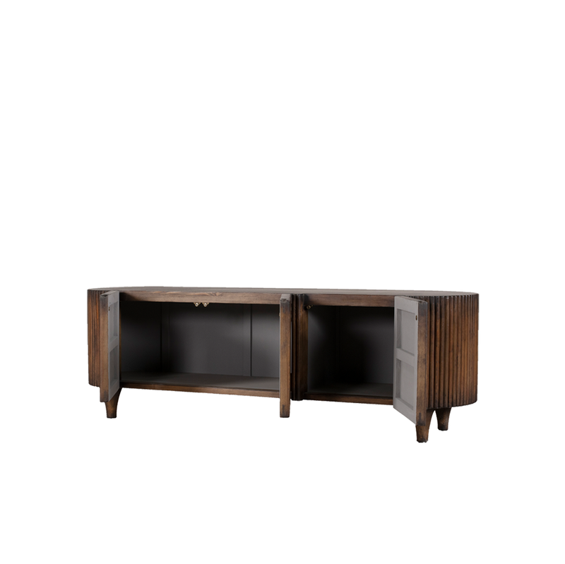Buffet de madera con dos puertas abiertas y estantes interiores