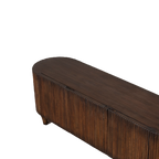 Buffet de madera oscura, tapa lisa y relieve en el frente ranurado