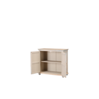 Aparador de madera claro con puertas abiertas y estantes interiores