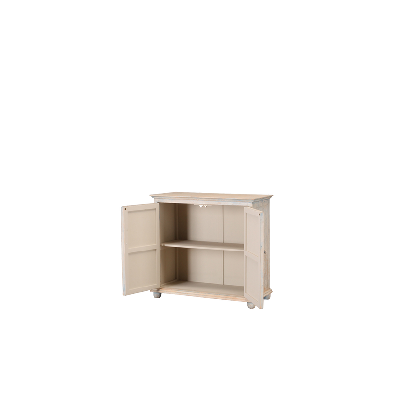 Aparador de madera claro con puertas abiertas y estantes interiores