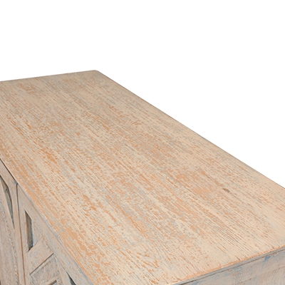 Tapa de madera clara con textura y detalle tallado en relieve geométrico