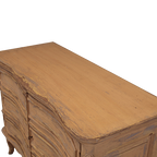 Aparador Heritage de madera, detalle de tapa y vetas con acabado desgastado