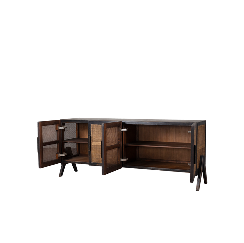 Aparador de madera y rafia con puertas abiertas y compartimento interior de madera