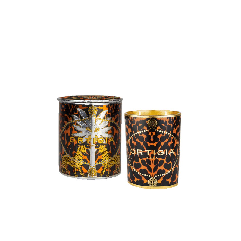 Vela perfumada Ortigia Ambra Nera en vaso con estampado leopardo y flores doradas
