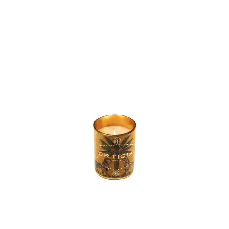 Vela en frasco de vidrio dorado con estampado floral y mecha visible