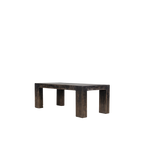 Mesa de comedor rectangular de madera oscura con vetas marcadas y patas robustas.