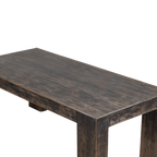 Mesa de comedor de madera oscura: borde con vetas y patas gruesas.