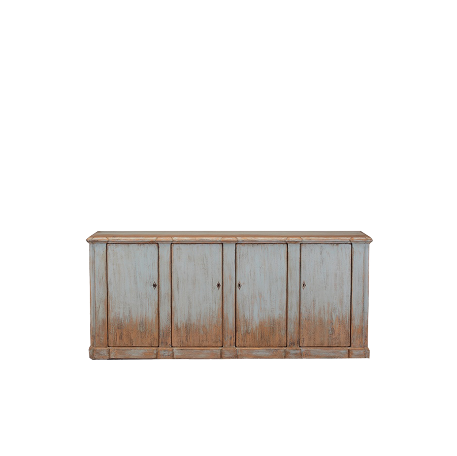 Buffet de madera envejecida con cuatro puertas y herrajes en forma de punta