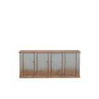 Buffet de madera envejecida con cuatro puertas y herrajes en forma de punta
