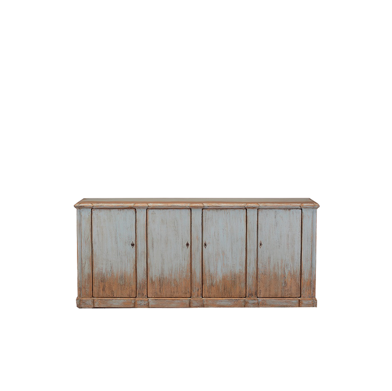 Buffet de madera envejecida con cuatro puertas y herrajes en forma de punta