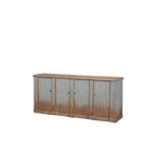 Buffet de madera envejecida con tapa superior y cuatro puertas de estilo rústico