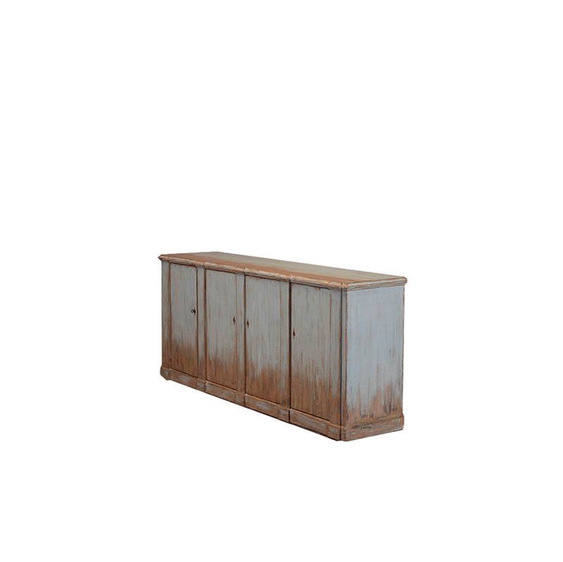 Buffet de madera envejecida con cuatro puertas y textura desgastada