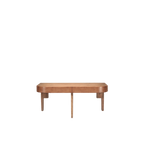 Mesa de escritorio de madera con tapa rectangular y patas torneadas