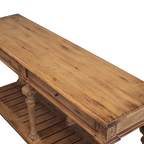 Consola de madera: sobre superior y laterales con vetas y detalles tallados