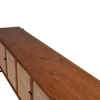 Tapa de madera del aparador con puertas de rafia y bisagras