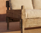 Sofá exterior de madera: detalle de patas y respaldo con cojín beige