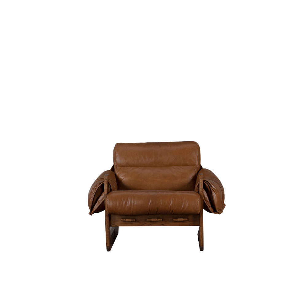 Butaca Heritage de piel marrón con reposabrazos y base de madera