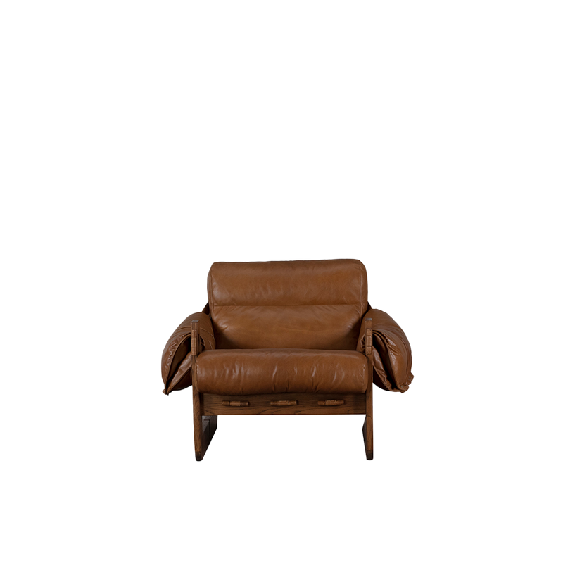 Butaca Heritage de piel marrón con reposabrazos y base de madera