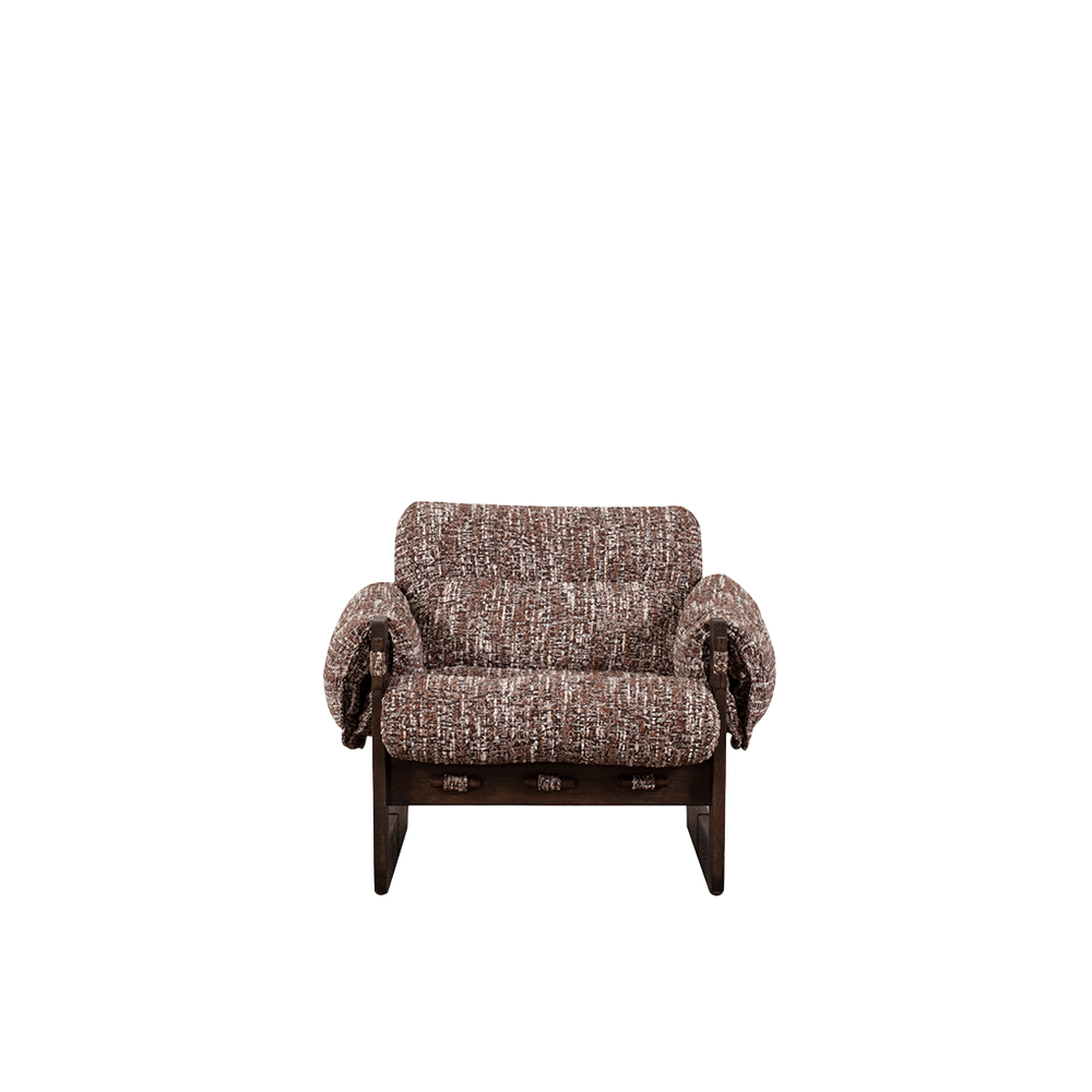 Butaca de madera con tapizado tejido marrón y reposabrazos, vista frontal