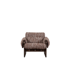 Butaca de madera con tapizado tejido marrón y reposabrazos, vista frontal