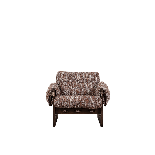 Butaca de madera con tapizado tejido marrón y reposabrazos, vista frontal