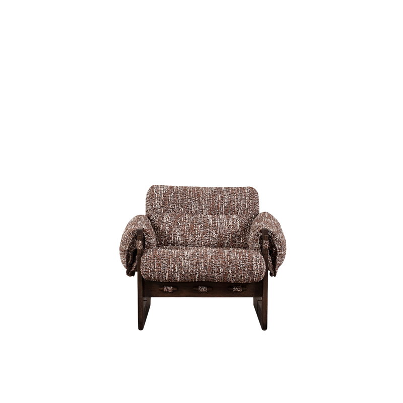 Butaca de madera con tapizado tejido marrón y reposabrazos, vista frontal