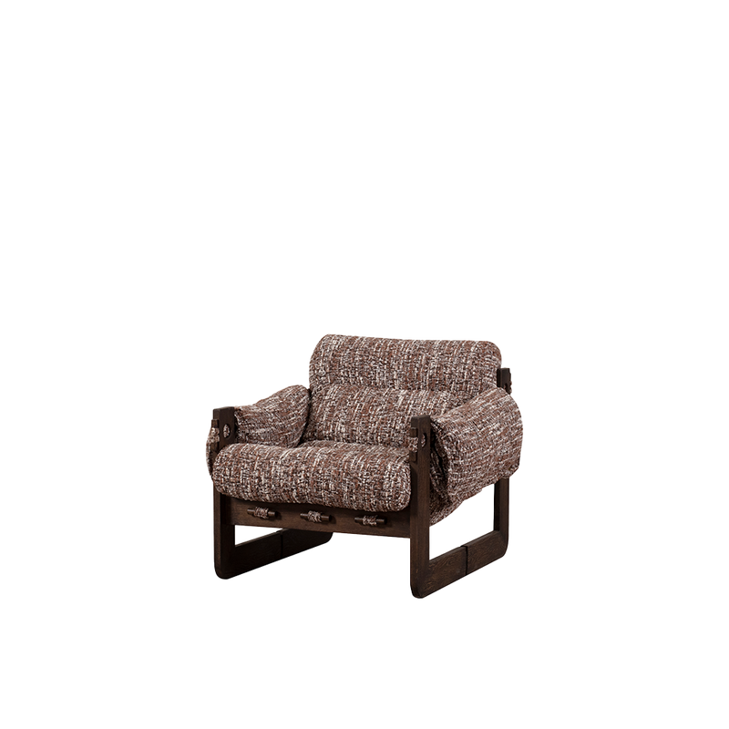 Butaca de madera con tapizado tejido marrón, vista lateral