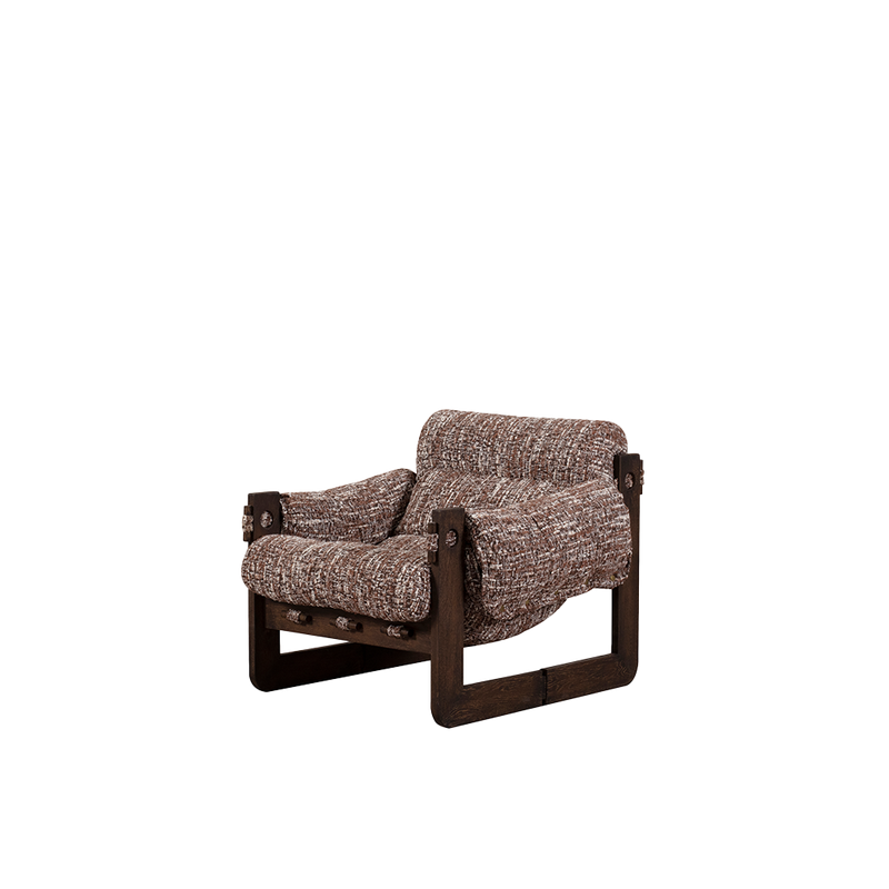 Butaca de madera con tapizado tejido marrón, vista trasera