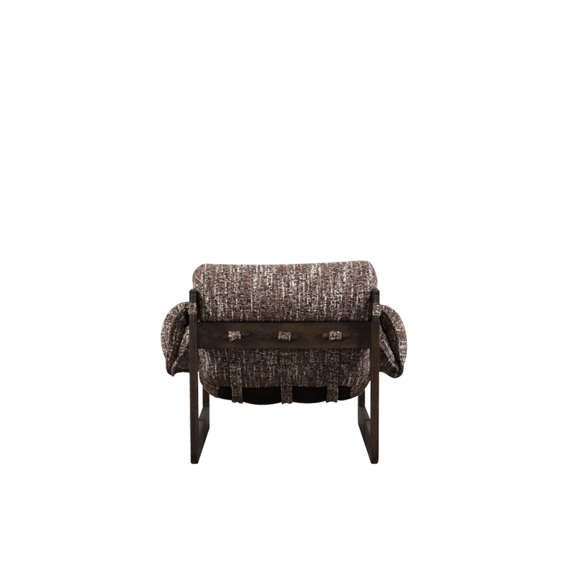 Butaca de madera con tapizado tejido marrón y patas, vista frontal inferior