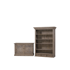 Librería alta Heritage de madera envejecida junto a mueble bajo a juego.