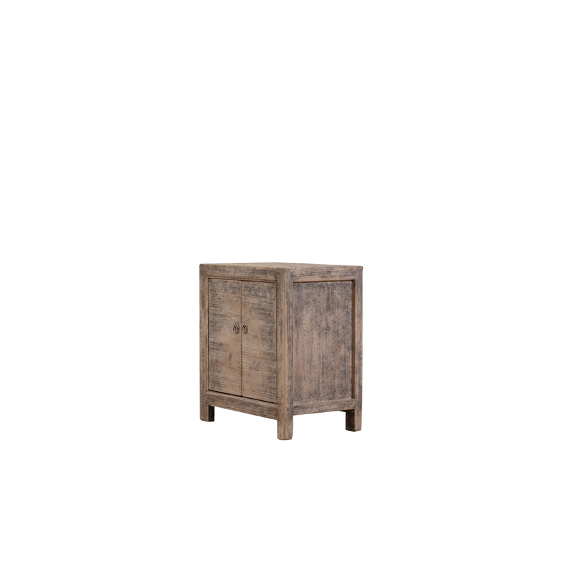 Aparador pequeño Heritage de madera con 2 puertas, acabado rústico y tiradores centrales.