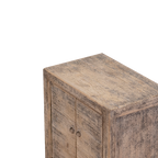 Aparador pequeño de madera Heritage, detalle superior y puertas con manijas metálicas.