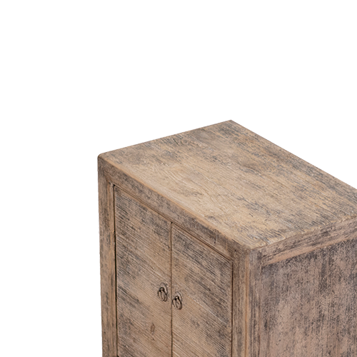 Aparador pequeño de madera Heritage, detalle superior y puertas con manijas metálicas.
