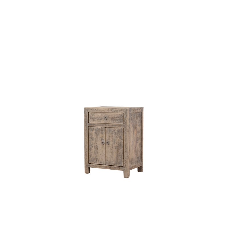 Mesita de noche de madera envejecida vista lateral, con cajón superior y dos puertas con tiradores