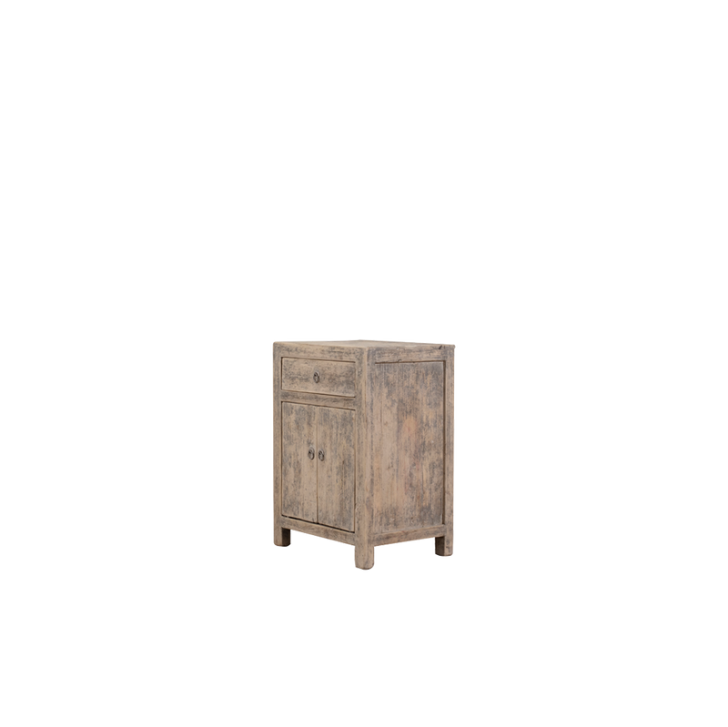 Mesita de noche de madera envejecida con puertas dobles frontales y tiradores metálicos