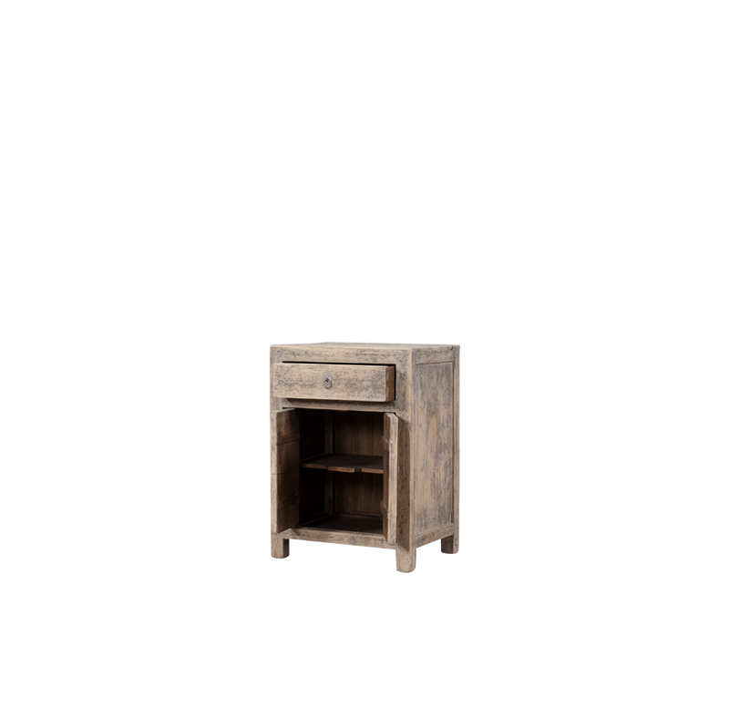 Mesita de noche de madera envejecida con puerta abierta y estante interior
