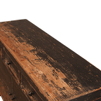 Parte superior del aparador de madera decapada negra, textura desgastada y tiradores