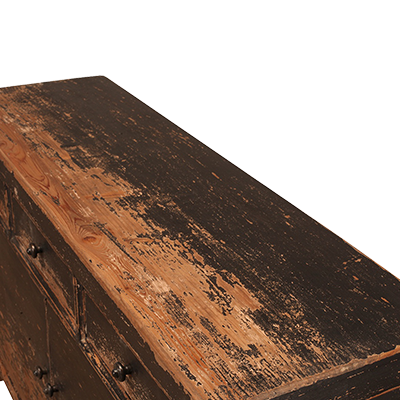 Parte superior del aparador de madera decapada negra, textura desgastada y tiradores