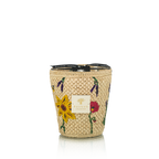 Vela en frasco de fibra tejida beige con flores amarillas y rojas, vista frontal