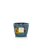 Vela en recipiente tejía azul con girasol y etiqueta “Baobab Collection”