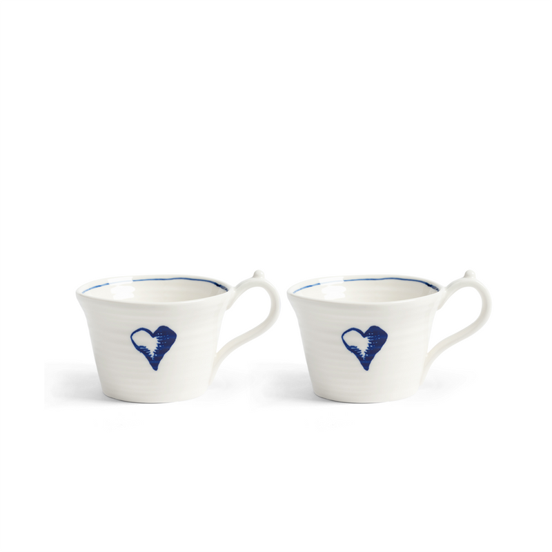 Set de 2 tazas Anouk de cerámica blanca con borde azul y corazón azul.