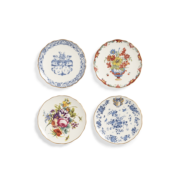 Plato de porcelana blanco con diseño azul y borde ornamental