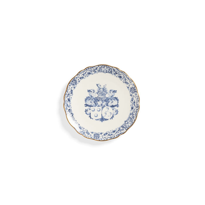 Plato de porcelana blanco con motivo azul de emblema y borde