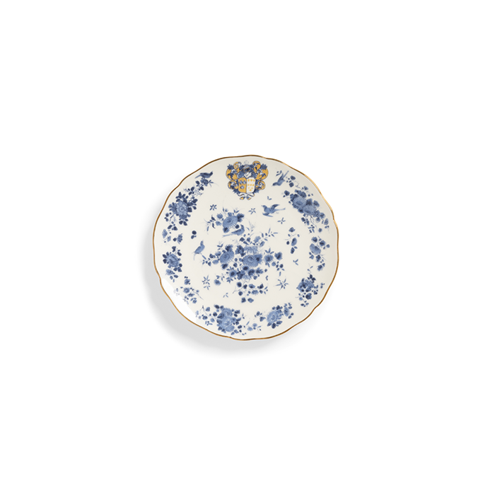 Plato de porcelana blanco con patrón azul de flores y detalles dorados
