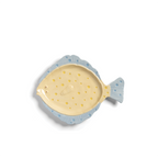 Plato de servir con forma de pez, interior crema y borde azul acanalado