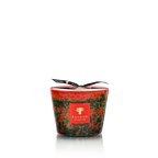 Vela Baobab en vaso rojo y verde con flores, etiqueta Baobab Collection en el centro