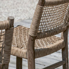 Silla Fiona con respaldo de rejilla trenzada color oscuro y asiento beige