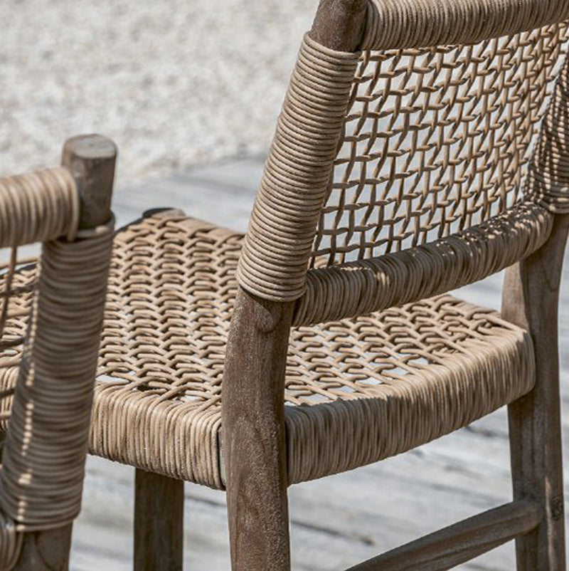Silla Fiona con respaldo de rejilla trenzada color oscuro y asiento beige