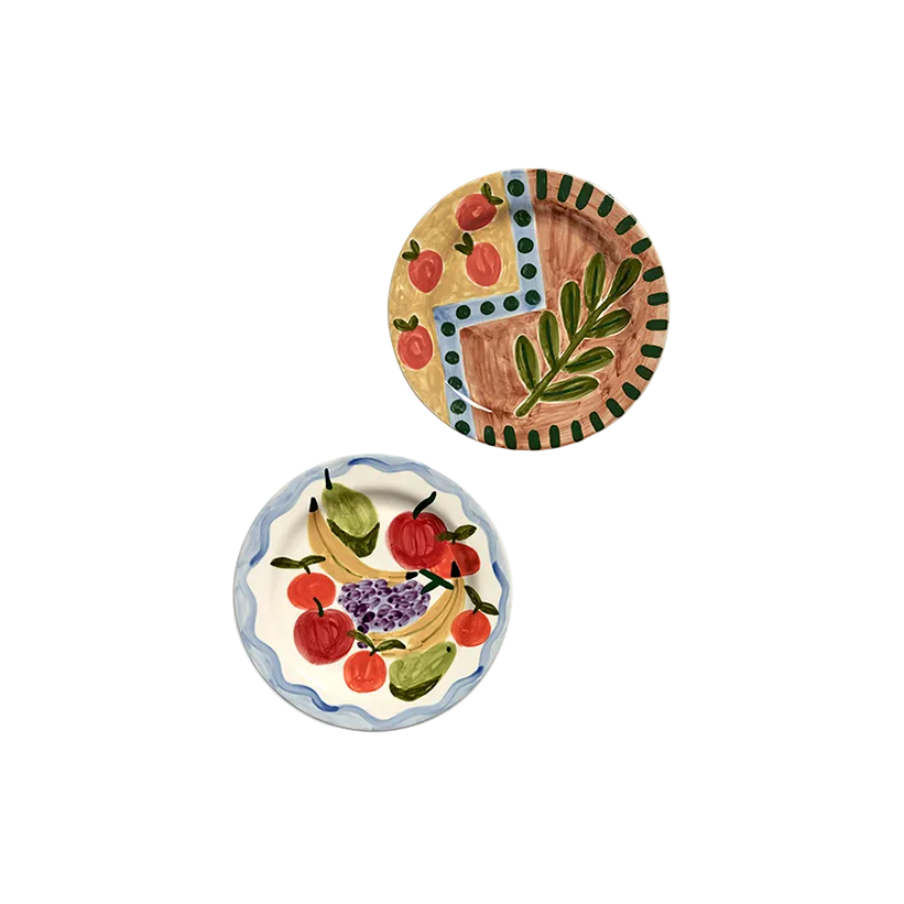 Par de platos llanos decorados, diseños de verduras con borde azul y verde