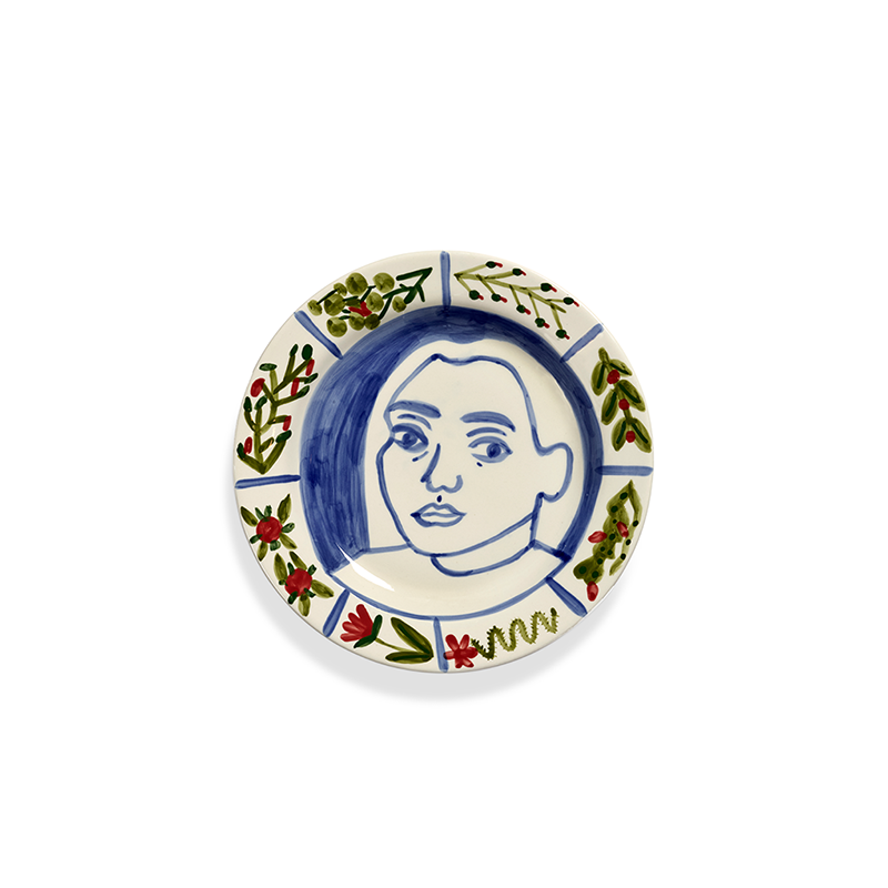 Plato llano decorado con retrato azul y guirnaldas florales.